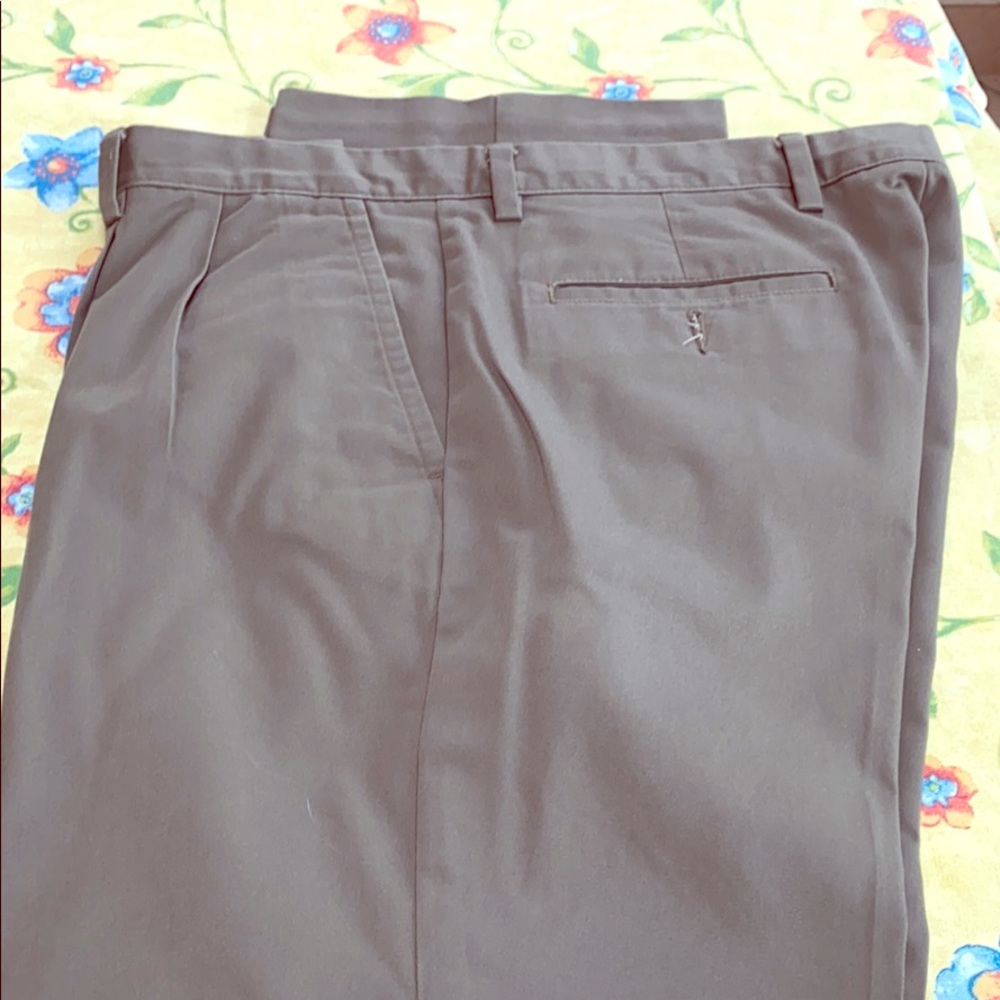 Men’s Dockers khaki — like new!